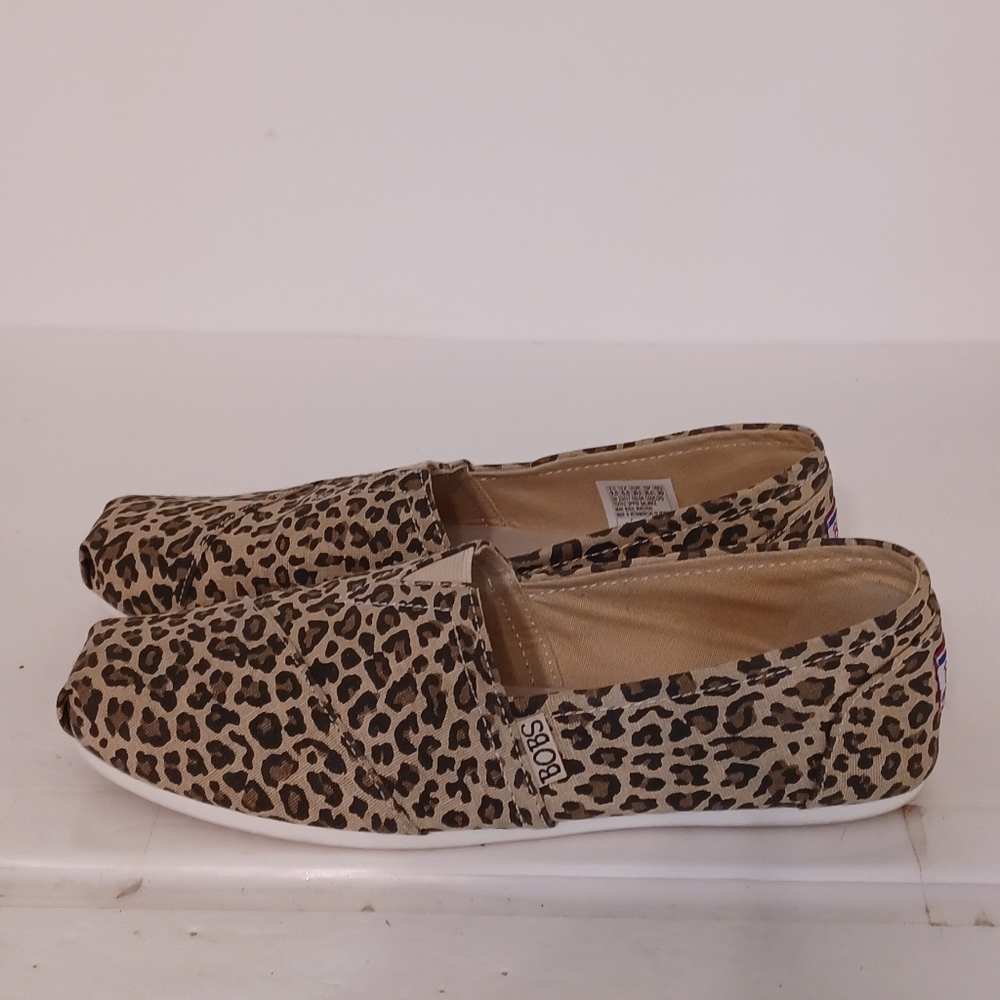 NWOT SKECHERS BOBS Women's Leopard Slip-On Flat Shoes - Tan/Black Cloth Size 9.5